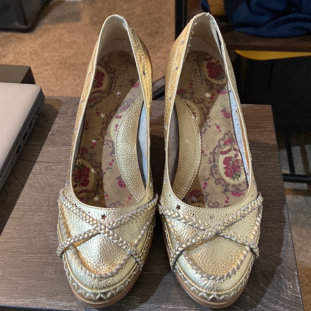 Seychelles Beautiful Gold Wedges - Picture 2 of 4